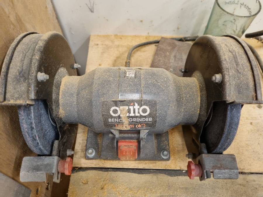 Ozito bench online grinder